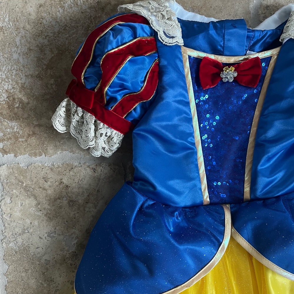 Stunning Deluxe SNOW WHITE dress 👗